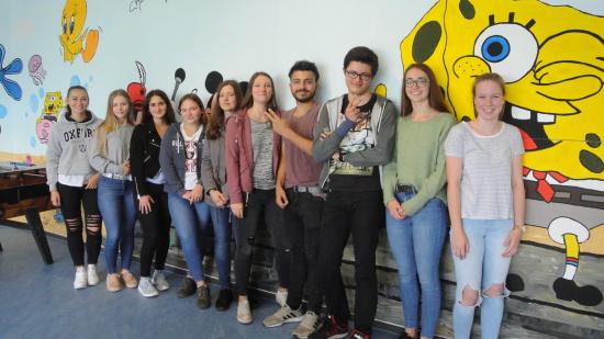 SchülerInnen der Oberstufe, die die SchülerInnen im Fach Deutsch unterstützen