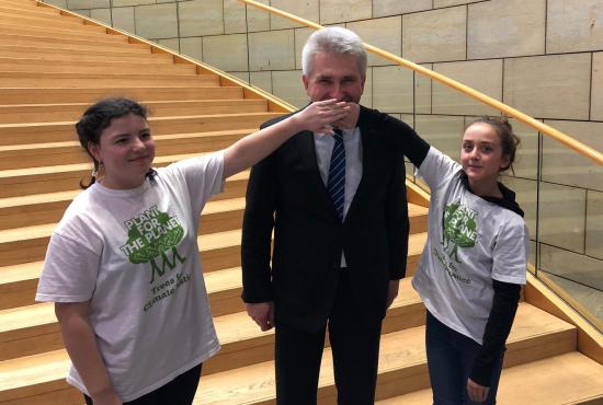 Motto des Projekts "Plant-for-the-Planet" lautet: "Stop talking, start planting" (Foto: Frank Schattevo)