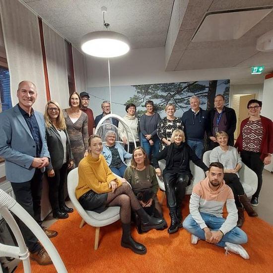 Mit vielen neuen Eindrücken und Anregungen sowie zahlreichen Plänen im Gepäck kehrten Mitte November Mitglieder des Sek II-Erasmus+-Teams sowie unsere Schulleiterin Frau Flowerday aus Kauniainen (Finnland) zurück.  Dort fand ein internationales Vorbereitungstreffen von Kolleginnen und Kollegen der kooperierenden Partnerschulen statt, das für Absprachen hinsichtlich der in der nächsten Zeit geplanten Erasmus+-Aktivitäten bzw. Mobilitäten (die von der EU kofinanziert werden) genutzt wurde.  Zeitgleich trafen 