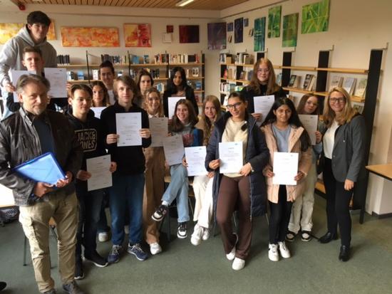 EFG-Schülerinnen und Schüler freuen sich über Prüfungserfolg in Wirtschaftsenglisch