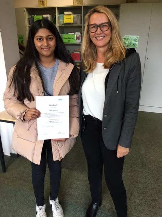 EFG-Schülerinnen und Schüler freuen sich über Prüfungserfolg in Wirtschaftsenglisch