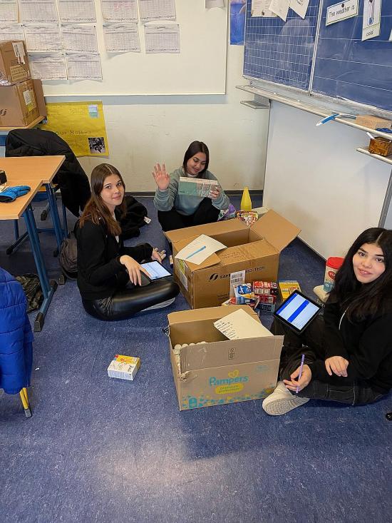 Die EFG Schulgemeinde pack Hilfspakete für die Ukraine