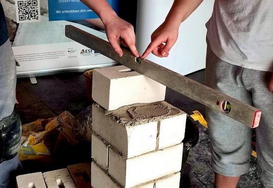 EFG-Schülerinnen und Schüler gehen auf Tuchfühlung mit Ausbildungsberufen auf dem „Markt der Berufe“ bei Talworks