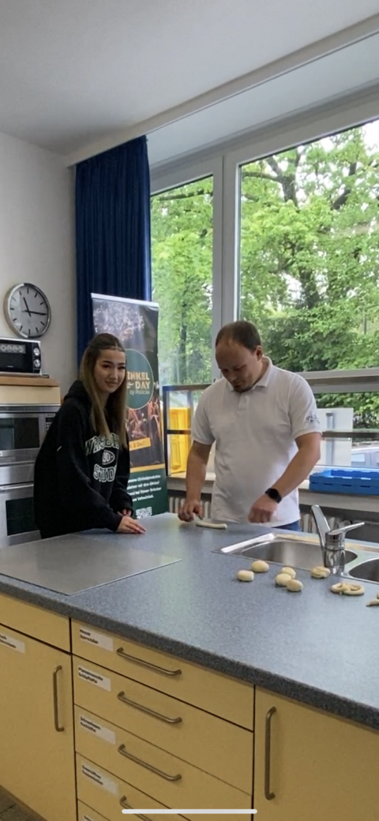 EFG-Schülerinnen und Schüler gehen auf Tuchfühlung mit Ausbildungsberufen auf dem „Markt der Berufe“ bei Talworks