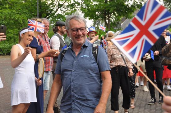 Very British: EFG verabschiedet ihren Lehrer, Kollegen und stellvertretenden Schulleiter mit einem rauschenden Fest