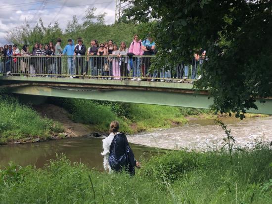 Klasse 7.4 gemeinsam mit der EF im Kulturscouteinsatz : DURST – Die Zukunft des Wassers