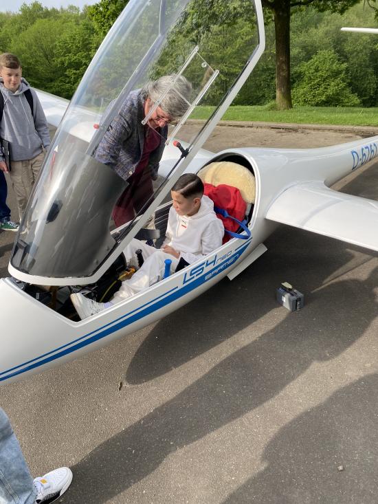 Während ihres Besuchs in zwei 8er-Technikkursen,  erklärten Helmut Schoefer  und Michael Bredella auch einiges zur Theorie ihrer faszinierenden Passion. Woher weiß der Pilot, wie hoch er grade fliegt, wie orientiert er sich bei schlechter Sicht. Und natürlich – warum fliegt so ein Ding überhaupt – teilweise bis zu 800 km weit?Die Tragflächen sind so geformt, dass die Luft oberhalb einen längeren Weg zurücklegt als unterhalb. Dadurch entsteht der unerlässliche Auftrieb – ein Prinzip übrigens, das auch bei de