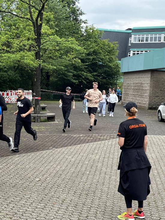Wir feiern 45 Jahre Erich-Fried-Gesamtschule in Ronsdorf  mit einem 24-Stundenlauf rund um unsere Schule