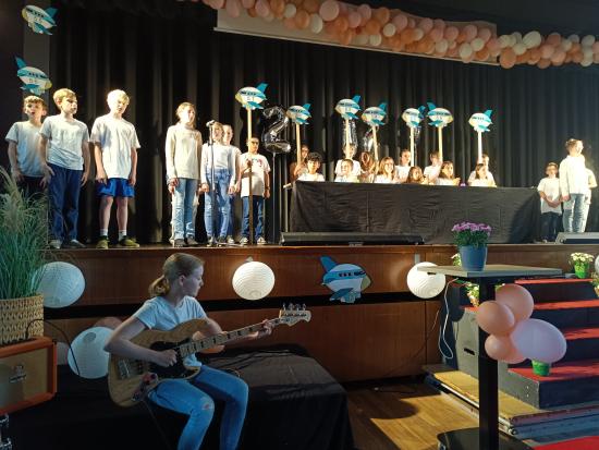 Herzliches Willkommen der 5. Klassen im Schuljahr 2024/25 auf der großen Einschulungsfeier in der EFG-Aula