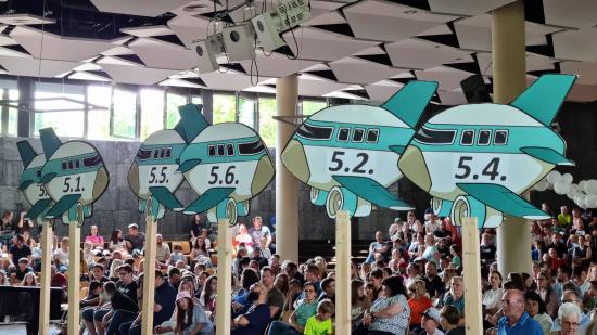 Herzliches Willkommen der 5. Klassen im Schuljahr 2024/25 auf der großen Einschulungsfeier in der EFG-Aula