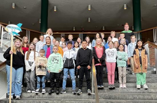 Herzliches Willkommen der 5. Klassen im Schuljahr 2024/25 auf der großen Einschulungsfeier in der EFG-Aula