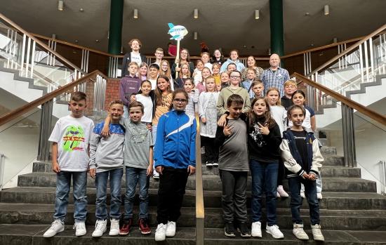 Herzliches Willkommen der 5. Klassen im Schuljahr 2024/25 auf der großen Einschulungsfeier in der EFG-Aula