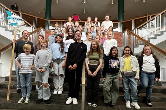 Herzliches Willkommen der 5. Klassen im Schuljahr 2024/25 auf der großen Einschulungsfeier in der EFG-Aula