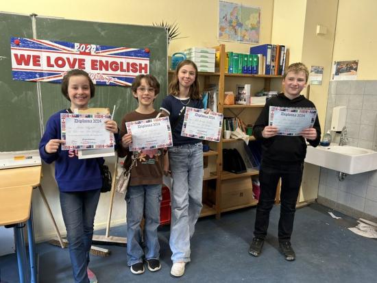 Liliana Genova aus der 8.2 hat in der Gruppe „Klasse 7“ die beste Note des Jahrgangs erreicht.  Für alle Teilnehmerinnen und Teilnehmer gab es Urkunden, Bleistifte, Kalender, Poster und Fahnen. Die Top-Platzierten konnten sich auch über Powerbanks, Bücher und Spiele freuen.  Der Fachbereich Englisch und das Schulleitungsteam gratulieren allen diesjährigen Teilnehmerinnen und Teilnehmern. Die ganze Schule ist stolz auf euch - congratulations and well done!  Text & Fotos: Anne-Marie Färbinger