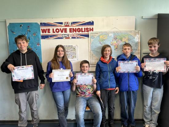 Liliana Genova aus der 8.2 hat in der Gruppe „Klasse 7“ die beste Note des Jahrgangs erreicht.  Für alle Teilnehmerinnen und Teilnehmer gab es Urkunden, Bleistifte, Kalender, Poster und Fahnen. Die Top-Platzierten konnten sich auch über Powerbanks, Bücher und Spiele freuen.  Der Fachbereich Englisch und das Schulleitungsteam gratulieren allen diesjährigen Teilnehmerinnen und Teilnehmern. Die ganze Schule ist stolz auf euch - congratulations and well done!  Text & Fotos: Anne-Marie Färbinger