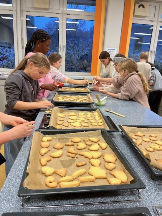 Plätzchen für das WDR2-Weihnachtswunder: Die EFG Back AG in der Weihnachtsbäckerei