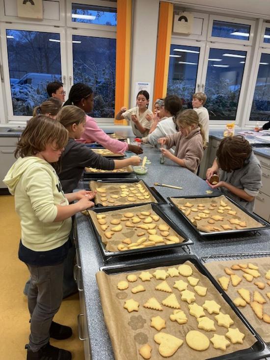 Plätzchen für das WDR2-Weihnachtswunder: Die EFG Back AG in der Weihnachtsbäckerei