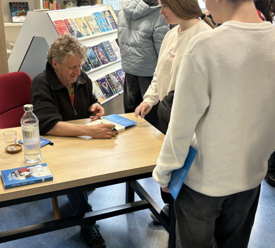 Jörg Isermeyer liest aus seinem aktuellen Jugendroman vor und stellt sich den vielfältigen Fragen seiner aufmerksamen Zuhörerschaft