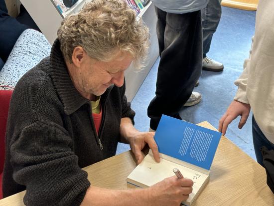 Jörg Isermeyer liest aus seinem aktuellen Jugendroman vor und stellt sich den vielfältigen Fragen seiner aufmerksamen Zuhörerschaft