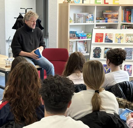 Jörg Isermeyer liest aus seinem aktuellen Jugendroman vor und stellt sich den vielfältigen Fragen seiner aufmerksamen Zuhörerschaft