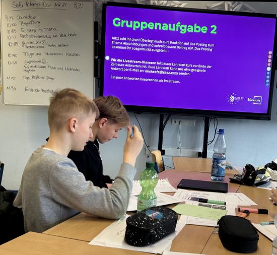 Safer Internet Day 2025: Achtklässler der EFG setzen sich gegen Rechtsextremismus im Netz ein