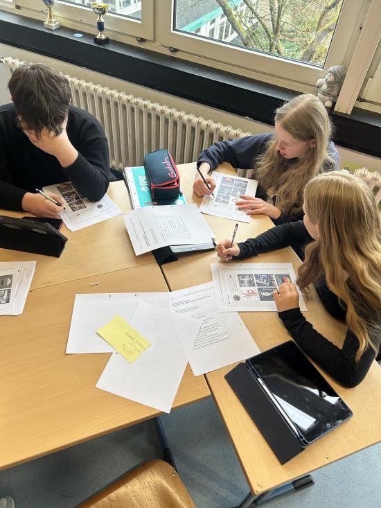 Safer Internet Day 2025: Achtklässler der EFG setzen sich gegen Rechtsextremismus im Netz ein