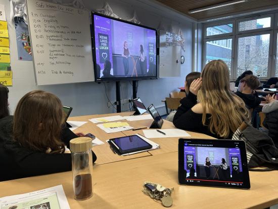 Ein weiterer wichtiger Aspekt des Workshops war das Kennenlernen von Melde- und Beratungsstellen in Deutschland. Organisationen wie jugendschutz.net, die Amadeu Antonio Stiftung oder die Meldestelle „Hass im Netz“ bieten Unterstützung und helfen dabei, rechtsextreme Inhalte zu melden und dagegen vorzugehen. Aber auch auf die Nummer gegen Kummer als erste Anlaufstelle wurde hingewiesen, ganz besonders wenn man verzweifelt ist und nicht weiß, an wen man sich wenden soll.  Die Veranstaltung war für die Schüler