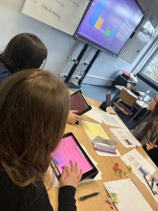 Safer Internet Day 2025: Achtklässler der EFG setzen sich gegen Rechtsextremismus im Netz ein