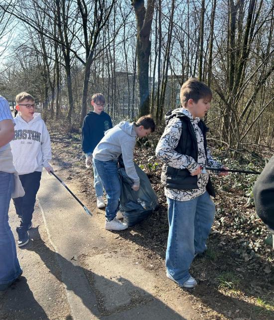 Ein starkes Zeichen für die Umwelt! Die Aktion war nicht nur eine Reinigungsaktion, sondern auch ein Zeichen für Verantwortung und den Gemeinschaftssinn der Kinder unserer Schule. Durch den tatkräftigen Einsatz der Schülerinnen und Schüler konnte die Natur rund um die Schule sichtbar aufgewertet werden. Am Ende der Woche war das Ergebnis beeindruckend: Zahlreiche Müllsäcke wurden gefüllt und der Schulhof, der Waldweg und das Gebiet bis zur Talsperre erstrahlten in neuem Glanz. Ein riesiges Dankeschön an all