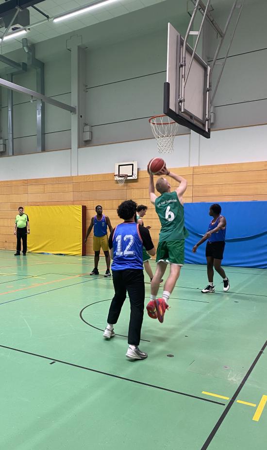 Großer Auftritt zum Abschluss der Saison im Schulbasketball: Verrücktes Spiel bei WK 1