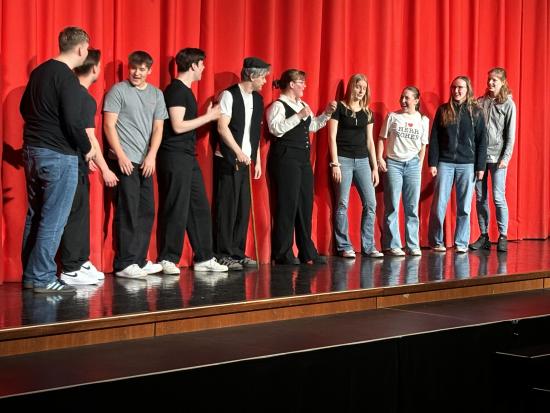 Großer Applaus: EFG-Theaterprojektkurs der Q2 präsentierte „Der Kakadu des Herrschers“ - eine selbst entworfene Parabel nach E. Ionesco und A. Schnitzler