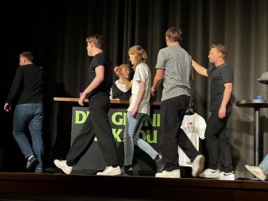 EFG-Theaterprojektkurs der Q2 präsentierte unter Regie von Benjamin Breutel „Der Kakadu des Herrschers“ Eine selbst entworfene Parabel nach E. Ionesco und A. Schnitzler