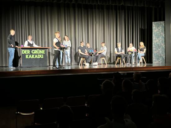 EFG-Theaterprojektkurs der Q2 präsentierte unter Regie von Benjamin Breutel „Der Kakadu des Herrschers“ Eine selbst entworfene Parabel nach E. Ionesco und A. Schnitzler