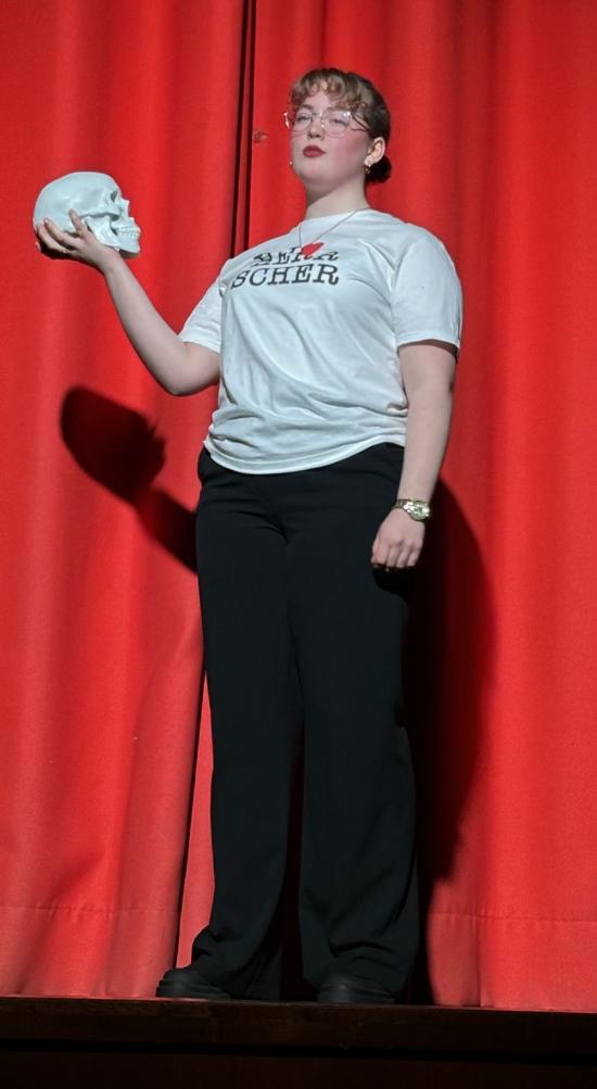 EFG-Theaterprojektkurs der Q2 präsentierte unter Regie von Benjamin Breutel „Der Kakadu des Herrschers“ Eine selbst entworfene Parabel nach E. Ionesco und A. Schnitzler