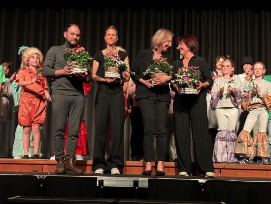 EFG-Musical AG zeigt starke Performance auf der Bühne mit ihrem Stück:  „Offroad oder was man am Weg so findet …“