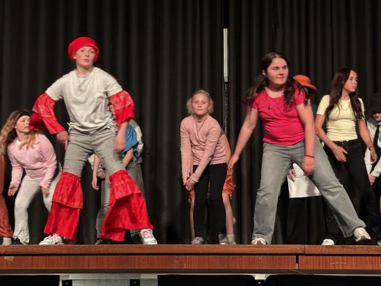 EFG-Musical AG zeigt starke Performance auf der Bühne mit ihrem Stück:  „Offroad oder was man am Weg so findet …“