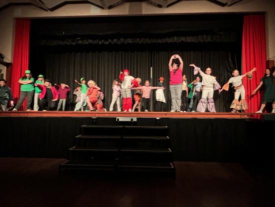 EFG-Musical AG zeigt starke Performance auf der Bühne mit ihrem Stück:  „Offroad oder was man am Weg so findet …“