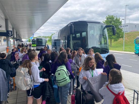 MONDAY - Let’s go the the airport! 