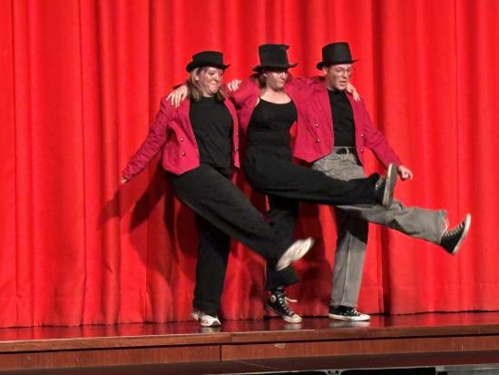 EFG-Musical AG zeigt starke Performance auf der Bühne mit ihrem Stück:  „Offroad oder was man am Weg so findet …“