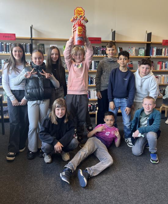 Viel Spaß und großer Einsatz bei der traditionellen Lesechallenge an der EFG: Schülerinnen und Schüler der 5. Klassen lesen gemeinsam um die Wette für das Lesebarometer in der Bibliothek