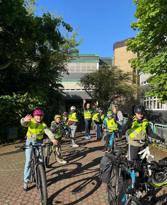 5. Jahrgang fit im Straßenverkehr: Fahrradtraining bei Kaiserwetter