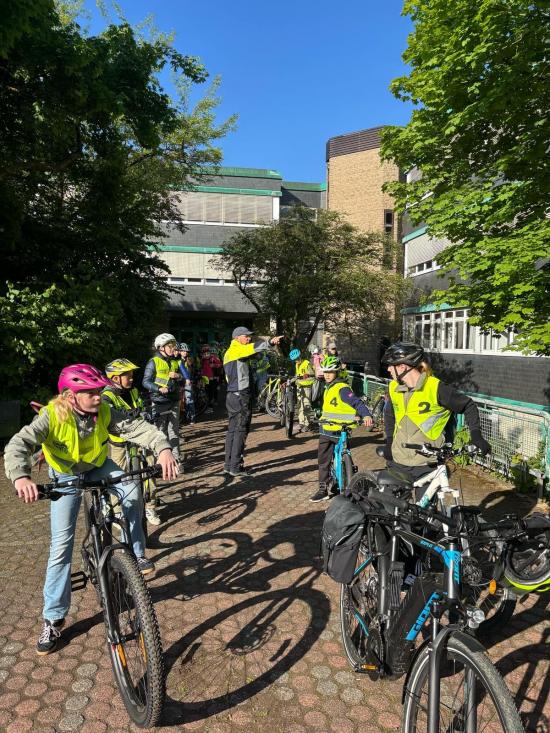 5. Jahrgang fit im Straßenverkehr: Fahrradtraining bei Kaiserwetter