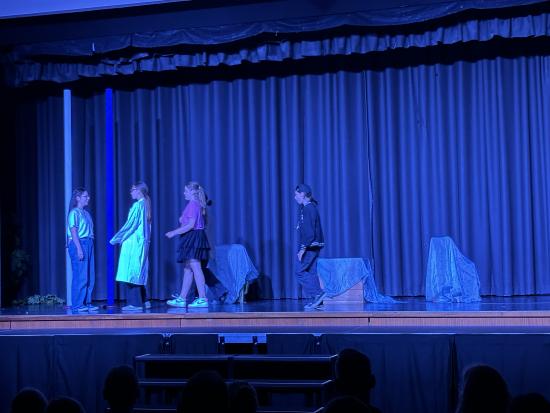 EFG-Theaterklasse 6.5 präsentierte ihr Stück: „Das zeitliche Durcheinander“