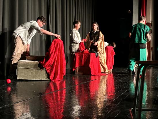 EFG-Theaterklasse 6.5 präsentierte ihr Stück: „Das zeitliche Durcheinander“