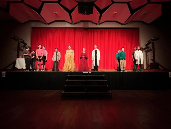 EFG-Theaterklasse 6.5 präsentierte ihr Stück: „Das zeitliche Durcheinander“