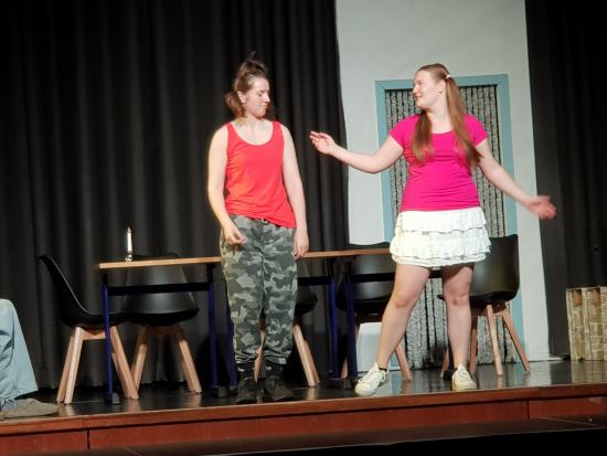 Wegschauen ist keine Lösung – Der Q1-Literaturkurs präsentierte seine spannende "Biedermann"-Inszenierung