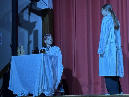 EFG-Theaterklasse 6.5 präsentierte ihr Stück: „Das zeitliche Durcheinander“