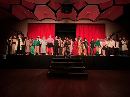 EFG-Theaterklasse 6.5 präsentierte ihr Stück: „Das zeitliche Durcheinander“