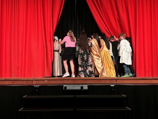 EFG-Theaterklasse 6.5 präsentierte ihr Stück: „Das zeitliche Durcheinander“