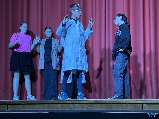 EFG-Theaterklasse 6.5 präsentierte ihr Stück: „Das zeitliche Durcheinander“